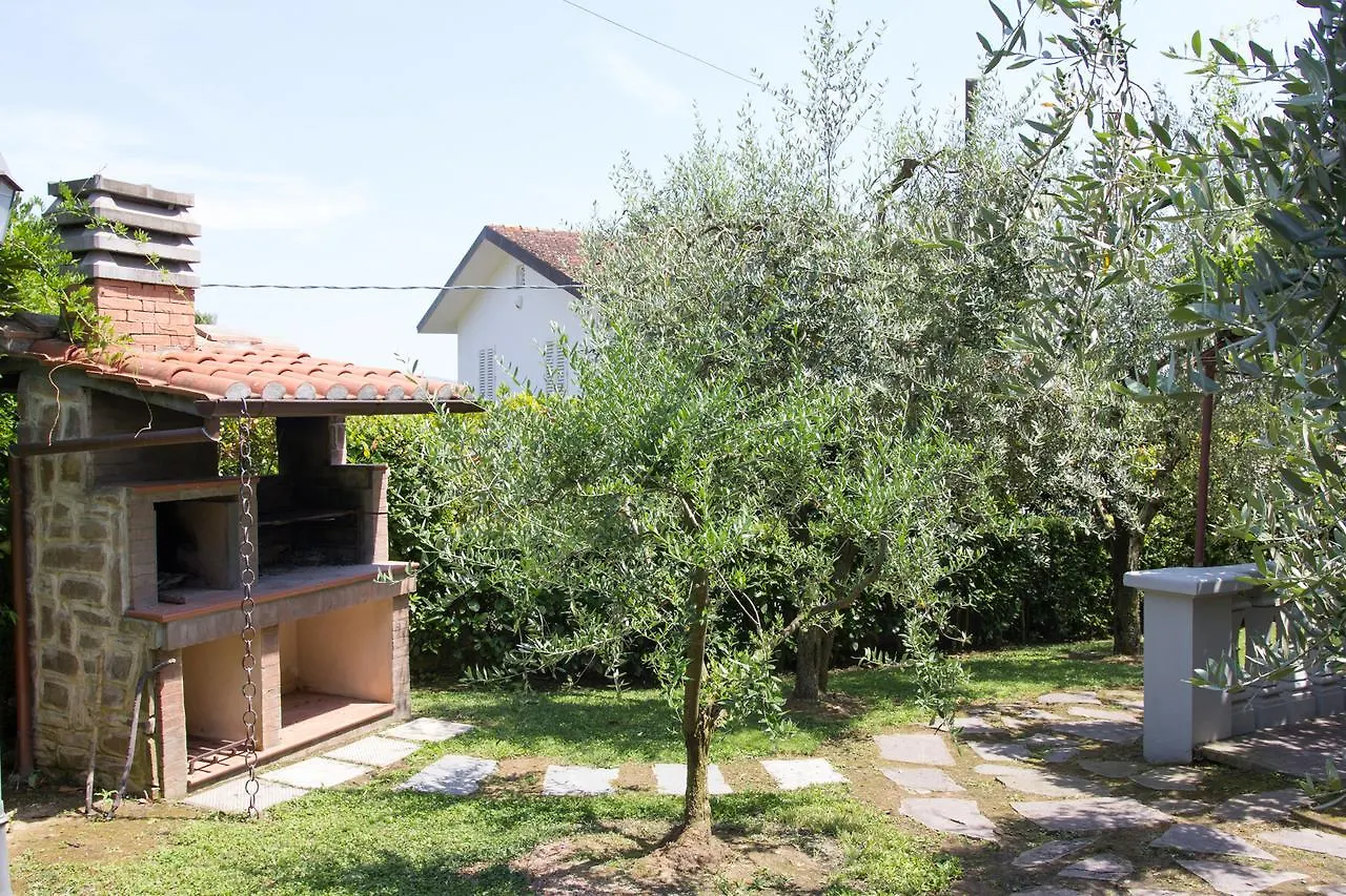 Le Quattro Stagioni Guest House Massa  Country house